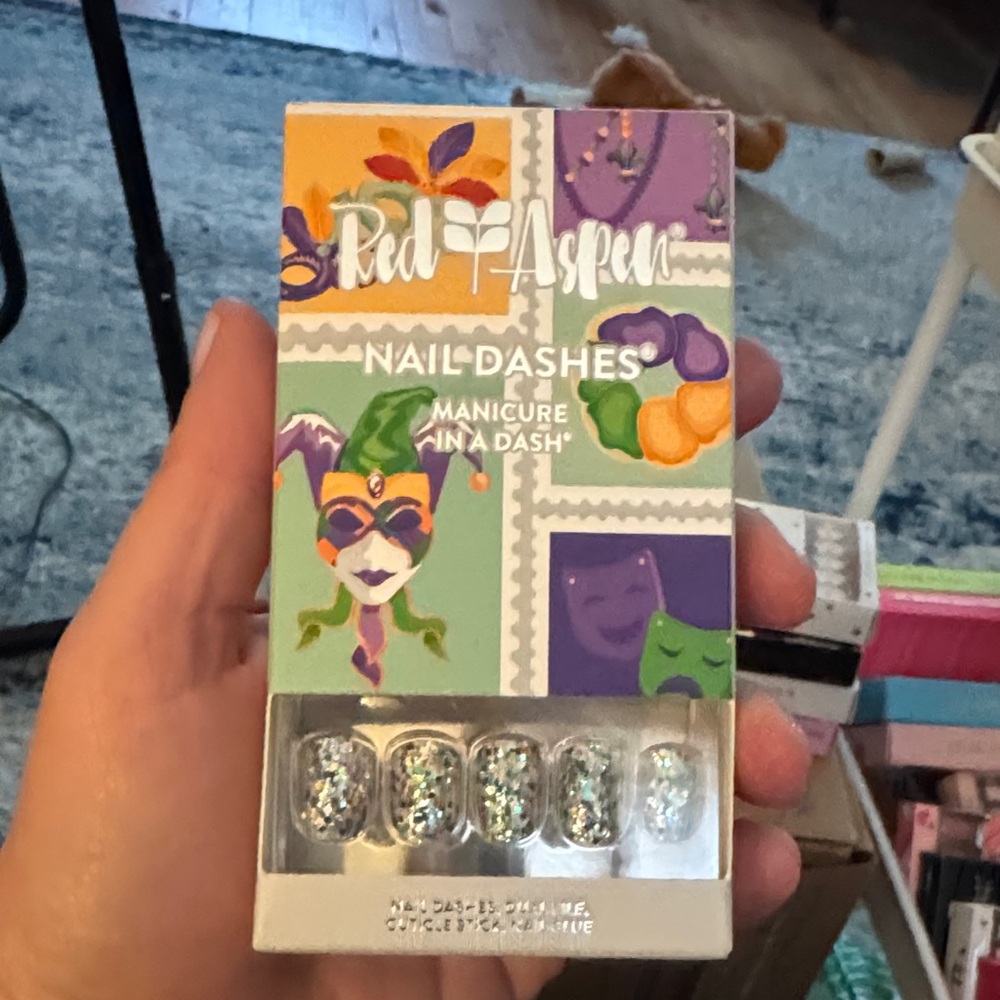 Red Aspen Nail Dashes - SHORT SQUOVAL - Groovin’ at Mardi Gras, Manon